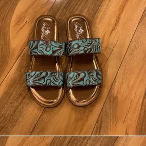 Patricia Nash Women’s Flair Flat Sandals, Turquoise SZ. 7.5 in New Condition